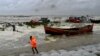 Seorang pria menarik perahu nelayan ke pantai sebagai tindakan pencegahan saat hujan turun di Kuakata, Bangladesh, pada 26 Mei 2024, menjelang datangnya topan Remal. (Foto: AFP)