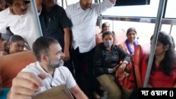 পাবলিক বাসে কংগ্রেস নেতা রাহুল গান্ধী 