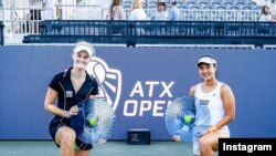 Petenis Indonesia Aldila Sutjiadi (kanan) dan petenis Selandia Baru Erin Routliffe berpose bersama setelah berhasil meraih gelar ganda putri turnamen ATX Terbuka 2023 di Austin, Texas, pada 5 Maret 2023. (Foto: Instagram/WTA)