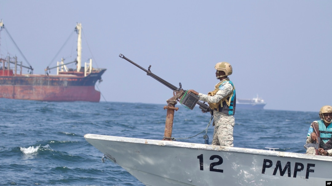Polisi maritim menggelar patroli di Teluk Aden di lepas pantai Somalia, pada 26 November 2023. (Foto: AP/Jackson Njehia)