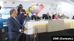 ARCHIVO - Benjamín Rausseo, postulado a la presidencia por el partido "Conde", habla sobre su candidatura al registrarla ante el CNE el 24 de marzo de 2024, en Caracas.