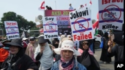 Aksi protes partisipasi tim Israel di Piala Dunia FIFA U-20, di Jakarta, Senin, 20 Maret 2023. (AP/Achmad Ibrahim)