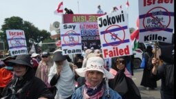Ratusan umat Muslim turun ke jalan untuk memprotes partisipasi tim Israel di Piala Dunia FIFA U20 di Indonesia, Jakarta, 20 Maret 2023. (Foto: AP/Achmad Ibrahim)