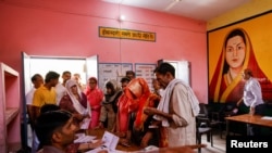 총선이 시작된 인도 북부 지역에서 투표소에서 투표 절차를 밟고 있는 사람들 (자료사진)