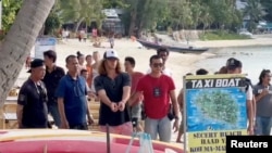 Daniel Sancho Bronchalo, putra aktor Spanyol Rodolfo Sancho Aguirre, membantu polisi Thailand dalam penyelidikan setelah dia ditangkap atas tuduhan pembunuhan Edwin Arrieta Arteaga di pulau wisata Koh Phangan, Thailand Agustus 6, 2023. (Dailynews via REUTERS)