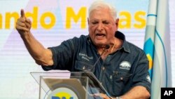 El expresidente de Panamá Ricardo Martinelli habla con sus partidarios durante un mitin de campaña, en la ciudad de Panamá, el 3 de febrero de 2024. Martinelli ha estado refugiado en la embajada de Nicaragua desde inicios de ese mes.