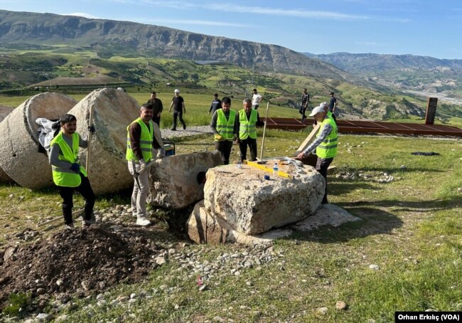 Sütun, 23 günlük restorasyon çalışması sonucunda ayağa kaldırıldı.