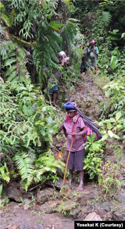 Medan berat harus ditempuh para pengungsi karena lokasi Nduga yang berada di pegunungan. (Foto: Courtesy/Yosekat K)