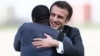 Le président Macron donne une accolade au journaliste Olivier Dubois fraîchement libéré.