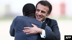 Le président Macron donne une accolade au journaliste Olivier Dubois fraîchement libéré.