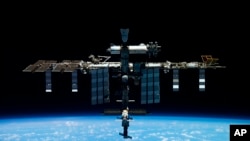 ARCHIVO Esta foto sin fecha publicada por la Corporación Espacial Estatal de Roscosmos muestra la Estación Espacial Internacional (EEI).