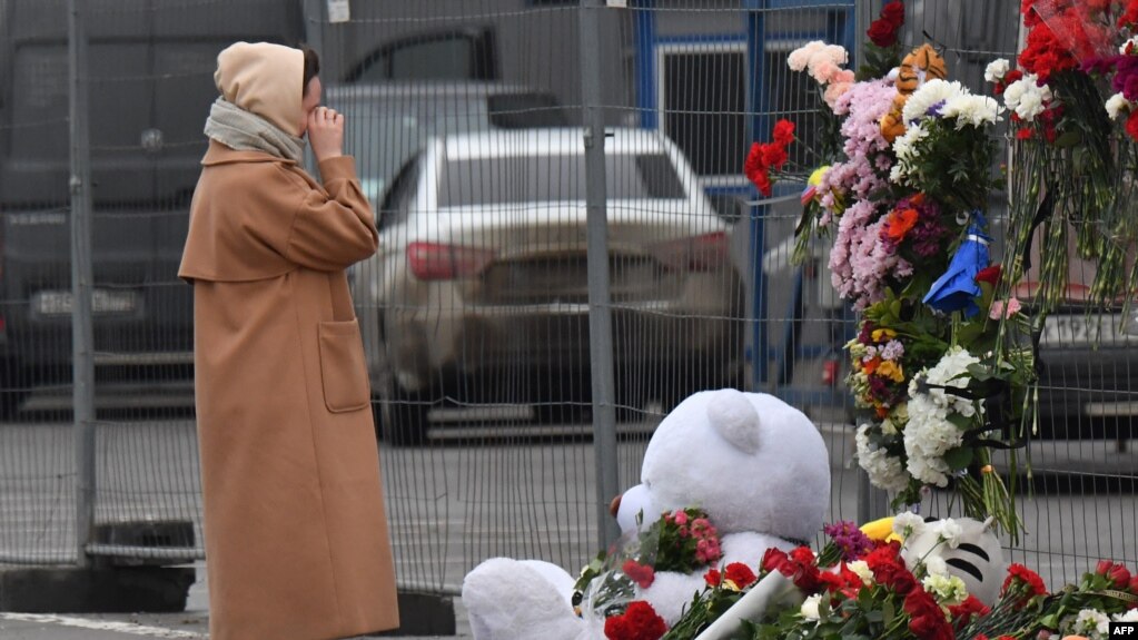 Rusia tha se ka arrestuar të dyshuarit për sulmin e së premtes që la të paktën mbi 130 të vrarë