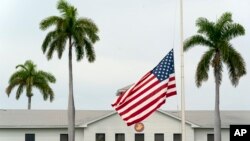 FILE - Bendera dikibarkan setengah tiang untuk menghormati korban serangan teroris di Kabul, Afghanistan, di Pangkalan AL Teluk Guantanamo, Kuba, 27 Agustus 2021. (AP/Alex Brandon)