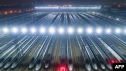 Deretan kereta berkecepatan tinggi di pangkalan pemeliharaan di Wuhan, di provinsi Hubei tengah China, awal 26 Januari 2024. (AFP) 