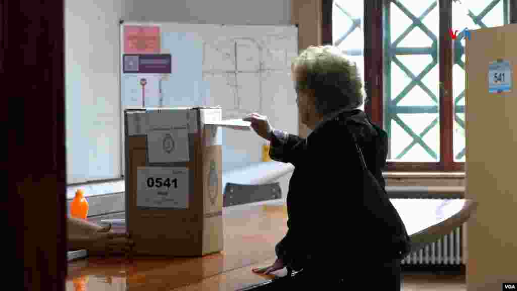 En Argentina la participación electoral es obligatoria para los mayores de 18 años y menores de 70.