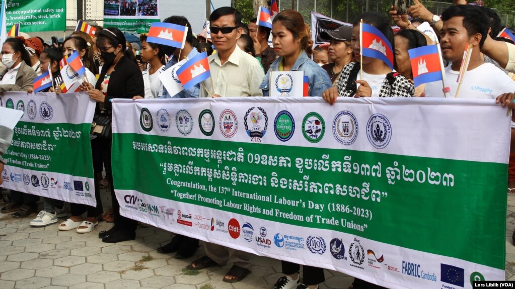 ប្រជាពលរដ្ឋ​ចូលរួម​ទិវា​ពលកម្ម​អន្តរជាតិ​លើក​ទី១៣៧ នៅ​រាជធានី​ភ្នំពេញ នៅ​ថ្ងៃទី១ ខែឧសភា ឆ្នាំ២០២៣។ (លាស់ លីបលីប/វីអូអេ)