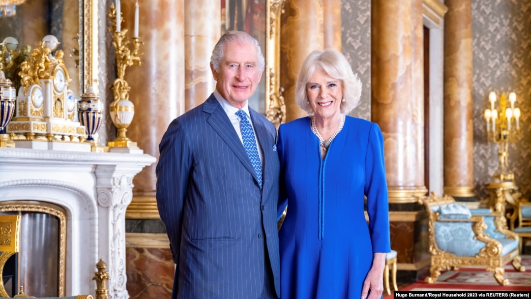 Raja Charles III dan Camilla, Permaisuri yang diambil oleh Hugo Burnand di Blue Drawing Room di Istana Buckingham, London, Inggris, 28 April 2023. (Foto: Hugo Burnand/Royal Household 2023 via REUTERS)