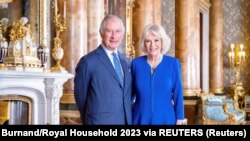 Raja Charles III dan Camilla, Permaisuri yang diambil oleh Hugo Burnand di Blue Drawing Room di Istana Buckingham, London, Inggris, 28 April 2023. (Foto: Hugo Burnand/Royal Household 2023 via REUTERS)