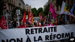 Serikat pekerja Prancis menggelar aksi protes menentang rencana reformasi pensiun yang diajukan Presiden Emmanuel Macron. Aksi digelar di Cannes ketika Festival film Cannes ke-76 berlangsung pada 21 Mei 2023. (Foto: AP/Daniel Cole)