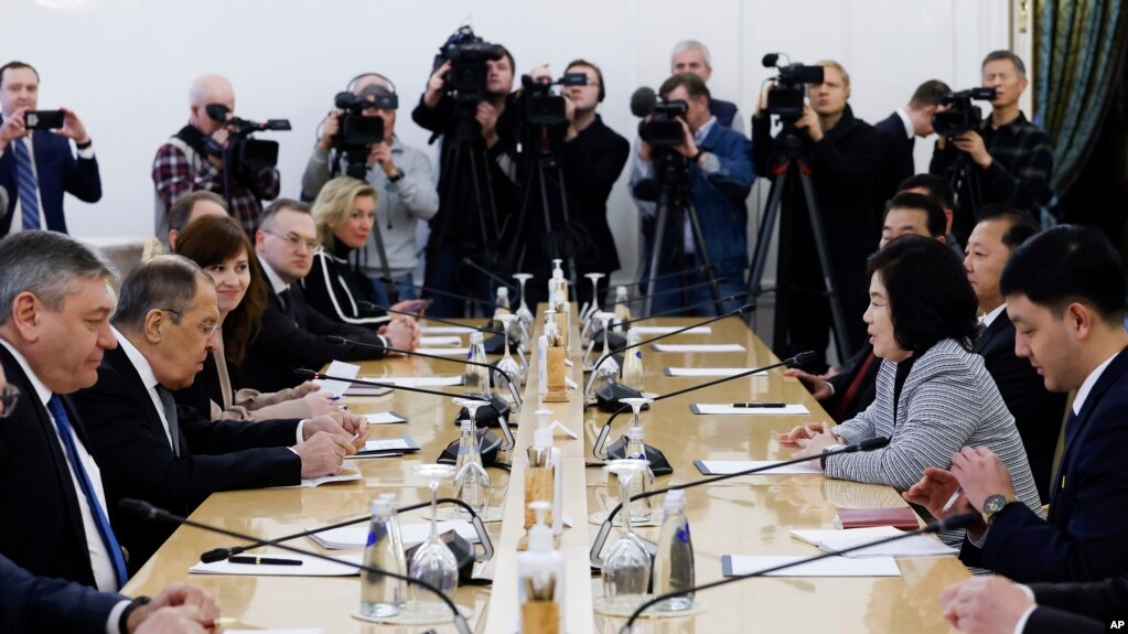 俄罗斯外长拉夫罗夫（左二）在莫斯科与朝鲜外务相崔善姬（右二）举行会谈。（2024年1月16日）(photo:VOA)