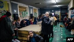 Civiles uranianos se refugian en un centro humanitario en Bájmut en medio de combates entre fuerzas rusas y ucranianas alrededor de la ciudad el 27 de febrero de 2023.