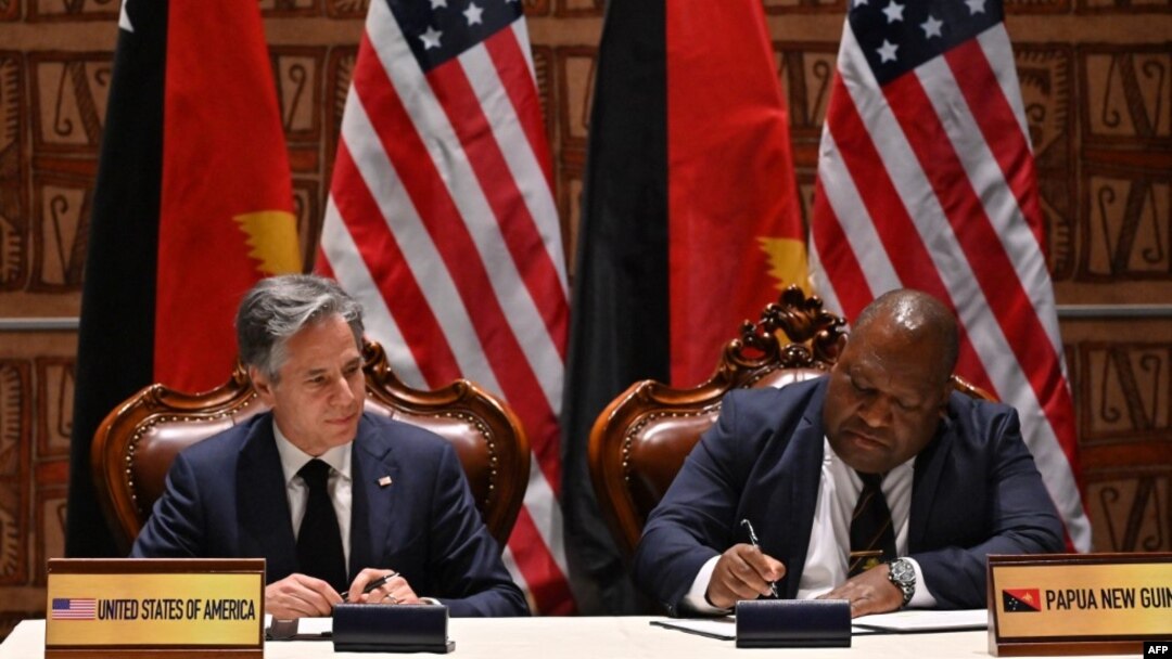 Ngoại trưởng Mỹ Antony Blinken (trái) Bộ trưởng Quốc phòng Papua New Guinea Win Bakri Daki ký kết thỏa thuận an ninh ngày 22/5/2023.
