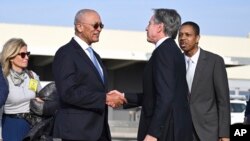 Ministri w'Ububanyi n'amahanga wa Cape Verde Luis Filipe Tavares akora mu ntoke za Antony Blinken ministri w'ububanyi n'amahanga w'Amerika.