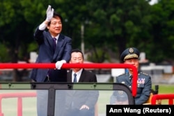 Presiden Taiwan Lai Ching-te mengunjungi Akademi Militer Republik China, sebuah akademi pelatihan perwira, untuk perayaan ulang tahun ke-100 di Kaohsiung, Taiwan 16 Juni 2024. (Foto: REUTERS/Ann Wang)