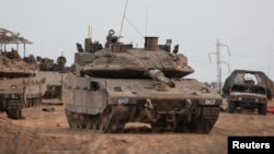 Израелски тенк и воени возила се видени во близина на границата на Израел со Газа, во јужен Израел, 22 октомври 2023 година
