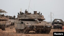 集结在以色列与加沙地带边界附近的以军坦克。(2023年10月22日)