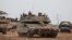 গাজার সাথে ইসরাইলের সীমান্তে দেখা যাচ্ছে ইসরাইলের ট্যাংক এবং সাঁজোয়া গাড়ি। ২২ অক্টোবর ২০২৩। 