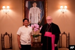 菲律宾总统马科斯与到访的梵蒂冈外交部长大主教保罗·理查德·加拉格尔（Archbishop Paul Richard Gallagher） 在马尼拉总统府合影。（2024年7月2日）