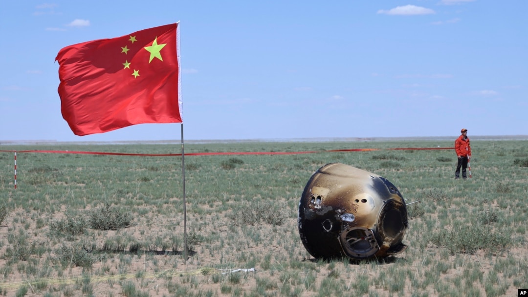 Wahana Chang'e 6 di Siziwang Banner, Daerah Otonomi Mongolia, China utara, Selasa, 25 Juni 2024. Wahana Chang'e 6 China telah kembali ke Bumi bersama sampel batuan dan tanah dari sisi jauh bulan yang jarang dijelajahi. (Bei He/Xinhua via AP)