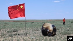 Wahana Chang'e 6 di Siziwang Banner, Daerah Otonomi Mongolia, Tiongkok utara, Selasa, 25 Juni 2024. Wahana Chang'e 6 China telah kembali ke Bumi bersama sampel batuan dan tanah dari sisi jauh bulan yang jarang dijelajahi. (Bei He/Xinhua via AP)