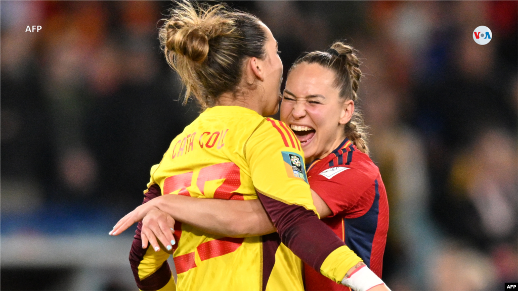 La mediocampista española #07, Irene Guerrero, celebra con la portera española #23, Catalina Coll, después de ganar el partido de fútbol final de la Copa Mundial Femenina 2023 de Australia y Nueva Zelanda.