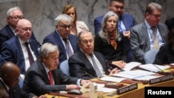 在纽约联合国总部召开的联合国安理会的一次会议上，联合国秘书长古特雷斯坐在任会议轮值主席的俄罗斯外长拉夫罗夫身边发言。(2023年4月24日)