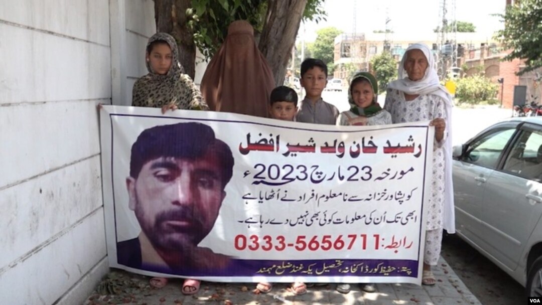 د بې درکه رشيد خان کورنۍ د پېښور پرېس کلب مخې ته احتجاج کړی 