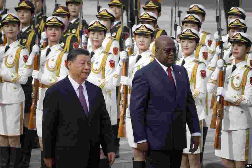 Mokonzi ya RDC Félix Tshisekedi (D) na mokonzi ya Chine Xi Jimping bazali kopesa basoda ba losako na milulu na Palais du peuple na Pékin (Beijing), Chine, 26 sanza ya mitano 2023.