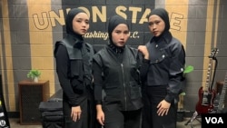 Belum lama ini band metal Voice of Baceprot yang terdiri dari Marsya, Siti, dan Widi tampil perdana di Union Stage, Washington, D.C. (VOA)