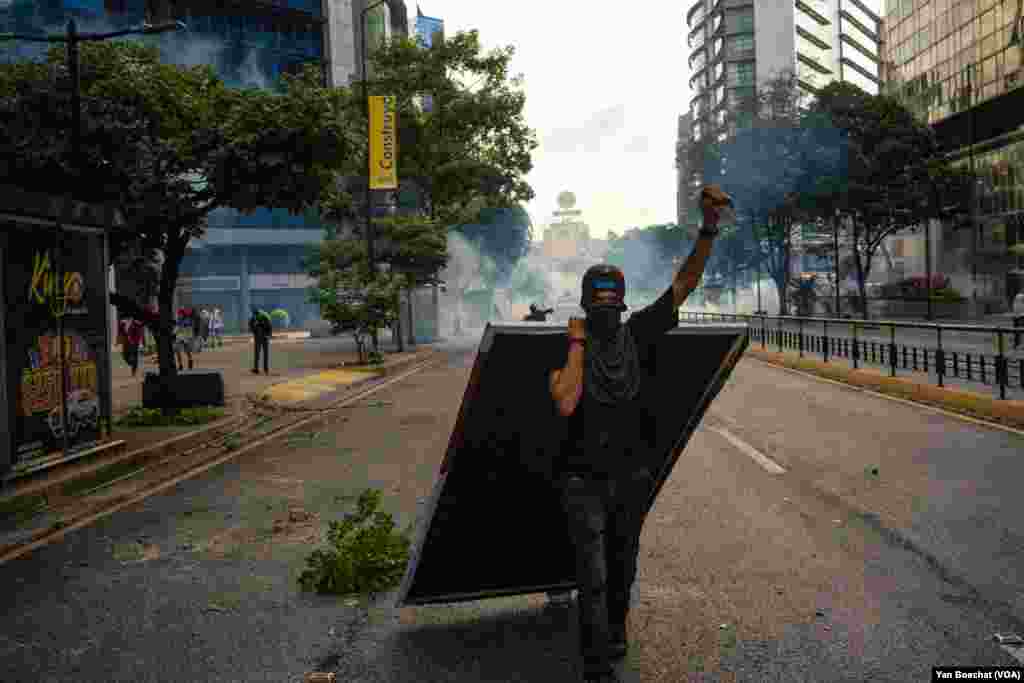 Young people from poorer areas of Caracas took to the streets to protest against the presidential election results that declared Nicolas Maduro the winner, July 29, 2024.&nbsp;