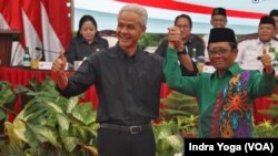 Ganjar Pranowo dan Mahfud MD berfoto bersama setelah deklarasi pasangan calon presiden dan calon wakil presiden yang diusung PDI-P, di Jakarta, Rabu, 18 Oktober 2023. (Foto: Indra Yoga/VOA)