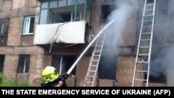 Esta foto publicada por el Servicio Estatal de Emergencia de Ucrania el 13 de junio de 2023 muestra a los bomberos extinguiendo un incendio en un edificio residencial de cinco pisos, el sitio de un ataque ruso nocturno, en la ciudad de Kryvyi Rig.