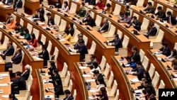 Anggota parlemen Vietnam menghadiri pembukaan sidang luar biasa Majelis Nasional di Hanoi, pada 15 Januari 2024. (Foto: AFP/Nguyen Nhac)