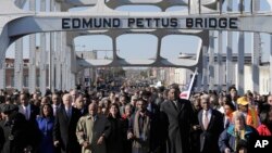 ভাইস প্রেসিডেন্ট জো বাইডেন এবং যুক্তরাষ্ট্রের প্রতিনিধি জন লুইস, ডি-গা, আলার সেলমার এডমন্ড পেটাস ব্রিজ জুড়ে একটি সমাবেশের নেতৃত্ব দেন। ( ৩ মার্চ, ২০১৩)