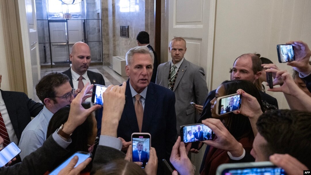 Ketua DPR AS Kevin McCarthy (R-CA) berbicara kepada wartawan setibanya di US Capitol di Washington, DC, 23 Mei 2023. (ANDREW CABALLERO-REYNOLDS / AFP)