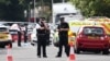 Polisi berjaga di Hart Street, Southport, Inggris barat laut, 29 Juli 2024, menyusul insiden penikaman yang menyebabkan sedikitnya delapan orang terluka. (Darren Staples / AFP)