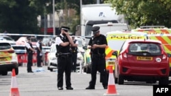 Polisi berjaga di Hart Street, Southport, Inggris barat laut, 29 Juli 2024, menyusul insiden penikaman yang menyebabkan sedikitnya delapan orang terluka. (Darren Staples / AFP)