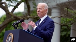 2024年5月14日，美国总统乔·拜登在华盛顿白宫玫瑰园发表讲话，宣布对一系列中国进口商品征收新的关税。（美联社照片）