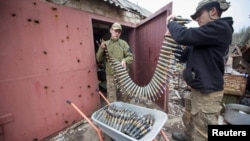 Militares ucranianos cargan municiones cerca de la ciudad fronteriza de Bakhmut, Ucrania, el 12 de abril de 2023. La OTAN ha advertido que las existencias europeas se están agotando a medida que Occidente envía suministros a Ucrania para defenderse de las fuerzas invasoras rusas.