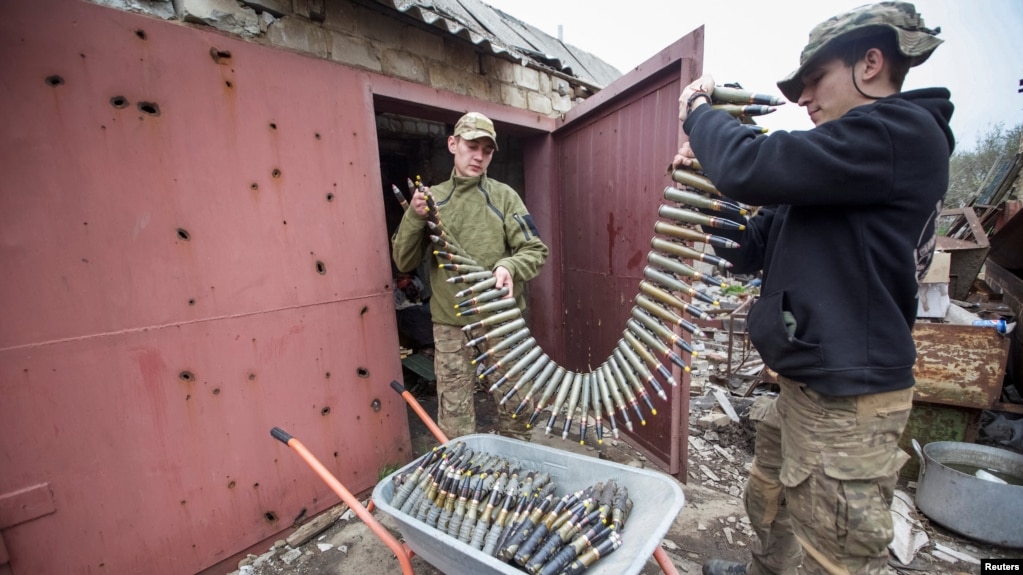 乌克兰军人在巴赫穆特前线阵地给防空高炮装载弹药。（2023年4月12日）(photo:VOA)